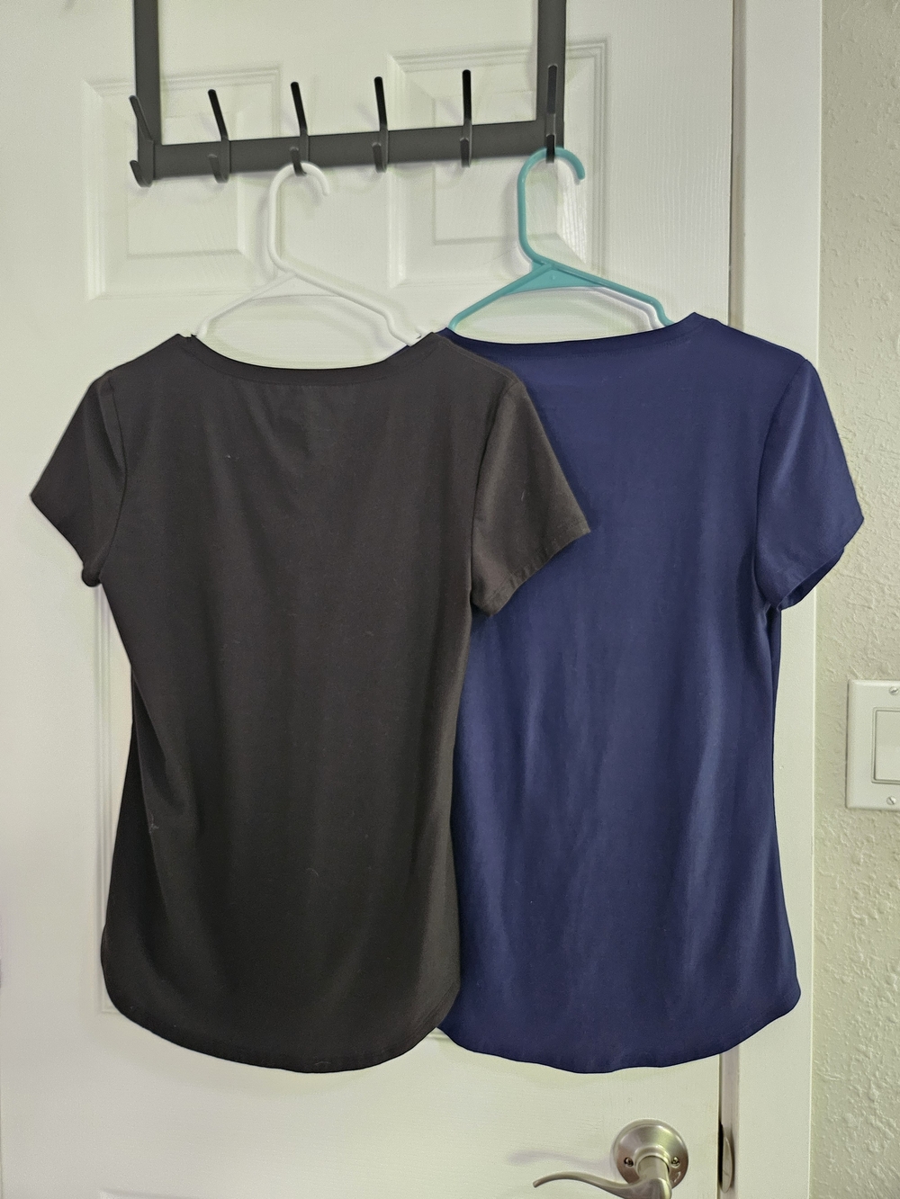 No Boundaries Junior's V-Neck Tee - Navy & Black - Picture 2 of 4